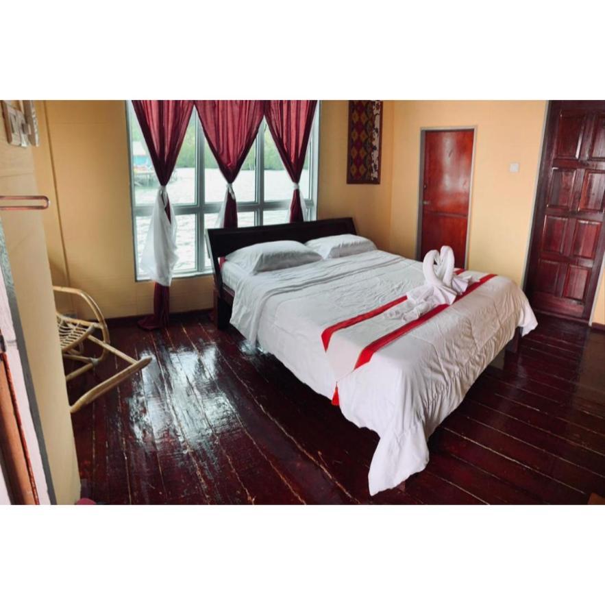 Parapat Water Village Resort Semporna Exterior photo