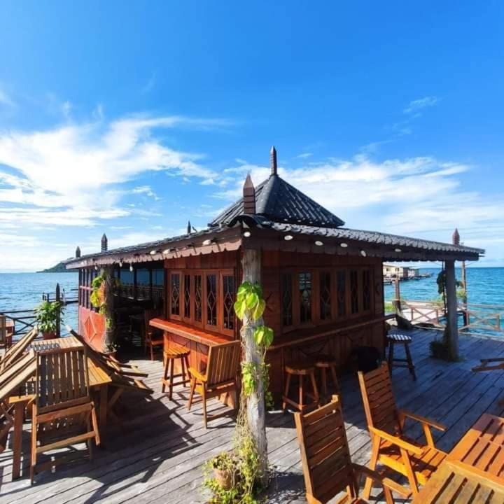 Parapat Water Village Resort Semporna Exterior photo