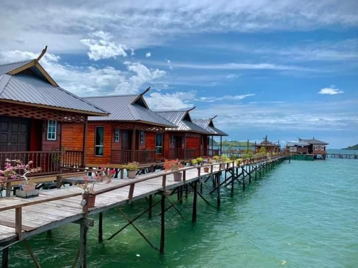 Parapat Water Village Resort Semporna Exterior photo