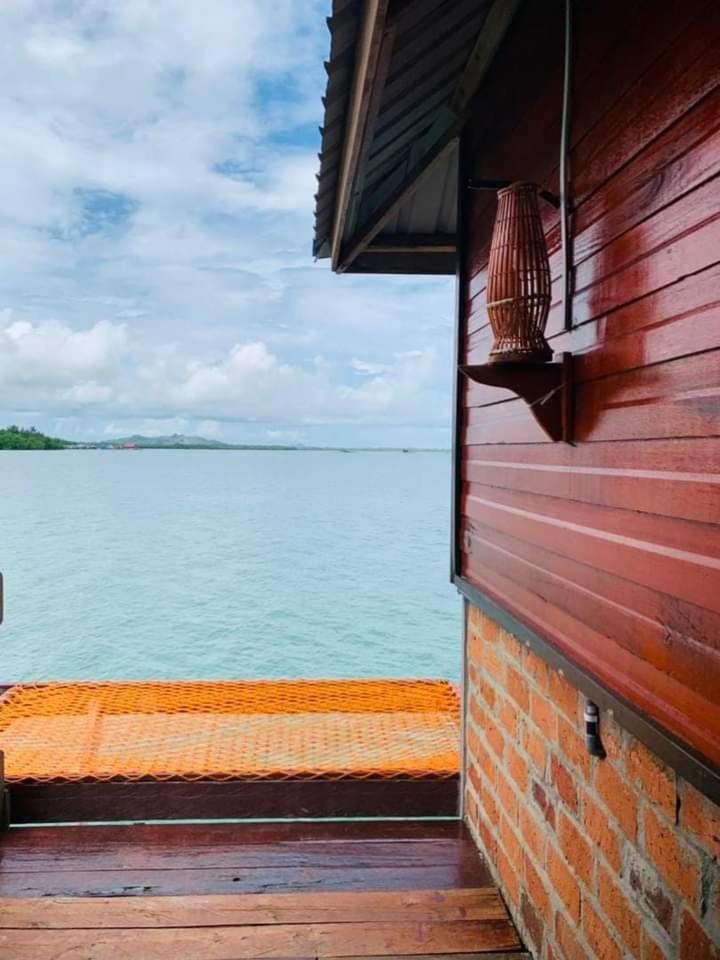 Parapat Water Village Resort Semporna Exterior photo